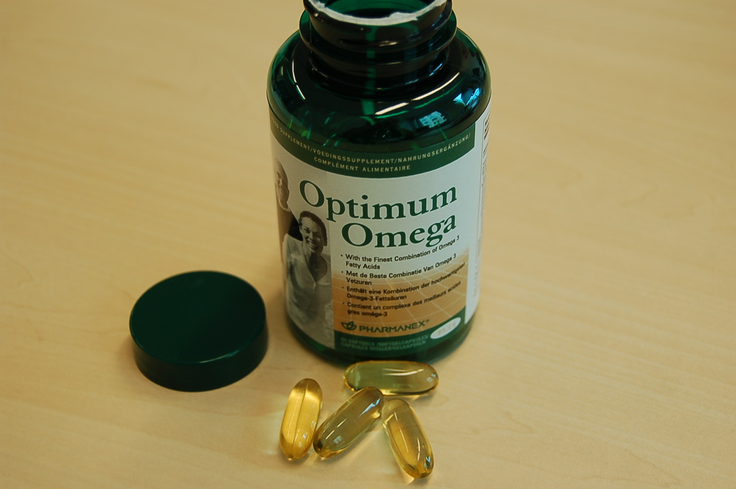 Een voedingssupplement, zijnde een mengsel of bereiding van dierlijke en plantaardige oliën of vetten voor menselijke consumptie, in de vorm van een langwerpige lichtgele softgel capsule, inhoudende een heldere vloeistof met ondermeer de volgende ingrediënten:
- visolie;
- knoflookolie;
- antioxidant alpha-tocopherol (E307).
De visolie kan niet onderkend worden als een product zoals bedoeld bij GN post 1504 daar het hier geen enkelvoudige oliën betreft. De capsules zijn opgemaakt voor de verkoop in het klein en worden per 60 stuks aangeboden in een potje van kunststof met schroefdopsluiting.