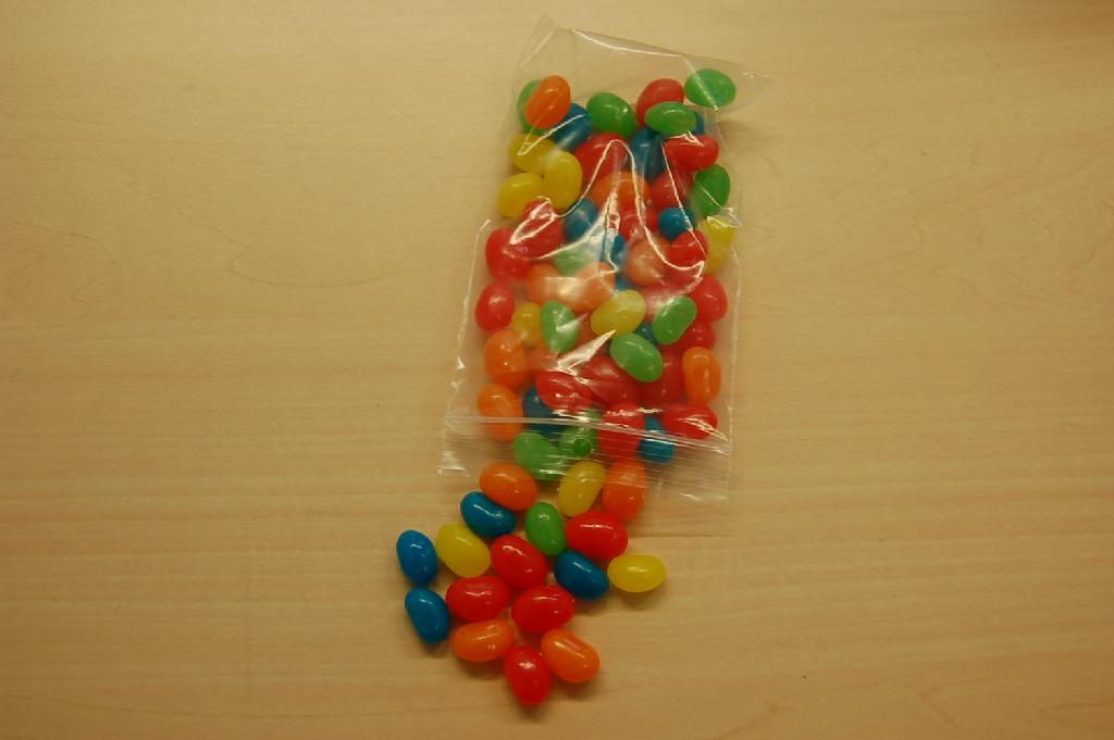 Zogenoemde “Jelly Beans” zijnde met een suikerlaag omhulde snoepjes (dragees) met een ovale vorm, zonder cacao. 
- Volgens opgave bevatten de snoepjes; dextrose siroop, suiker, 
  zetmeel, citroenzuur, kunstmatige smaakstof, carnauba creme en 
  kleurstoffen.
De snoepjes zijn opgemaakt voor de verkoop in het klein en verpakt in kunststof zakjes.