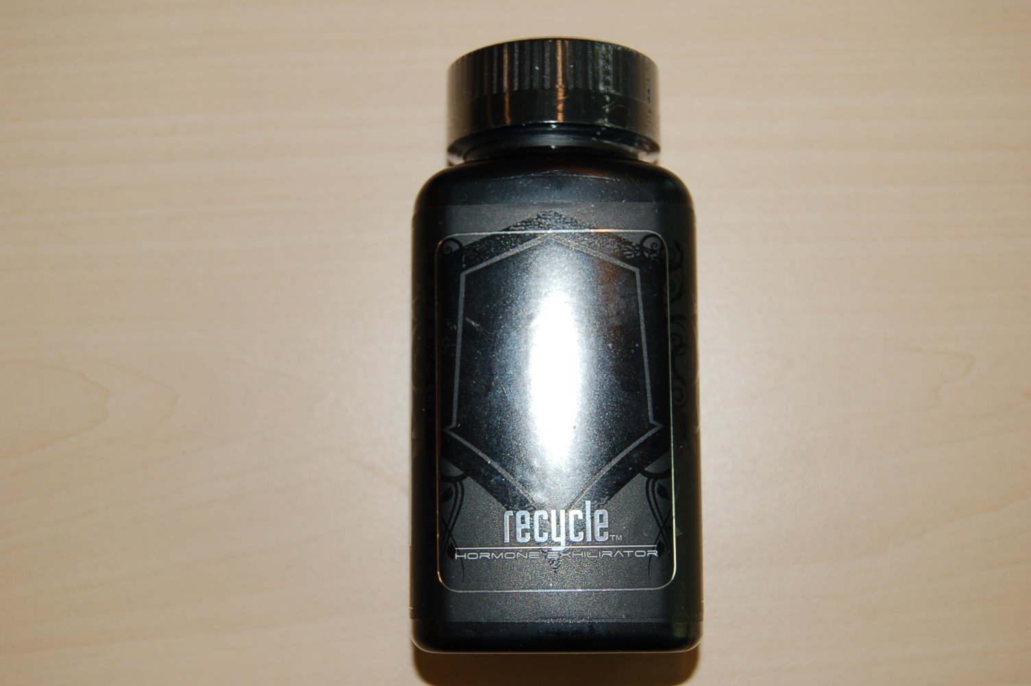 Een voedingssupplement in de vorm van paarse capsules met daarin een groen poeder, opgemaakt voor de verkoop in het klein en voorzien van gegevens omtrent gebruiksdoel en dosering. De tabletten zijn verpakt per 100 stuks in een kunststof pot met schroefdopsluiting en bevatten -volgens opgave- onder andere de volgende plantenextracten:
- tribulus alatus;
- marccunapuriens;
- basella alba;
- icarin;
- quercitin.