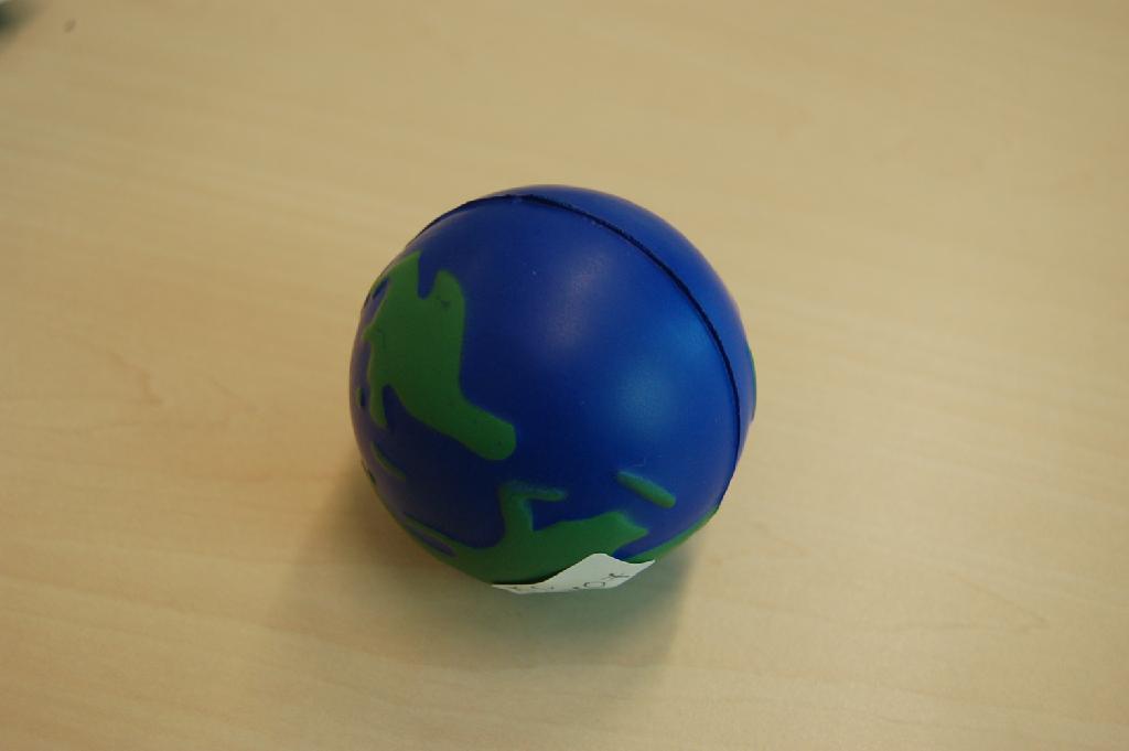 Een anti-stress bal met ondermeer de volgende kenmerken:
- vervaardigd van zacht kunststof;
- voorzien van een afbeelding van de wereld;
- met een diameter van ongeveer 63 mm.;
- met een omtrek van ongeveer 195 mm.