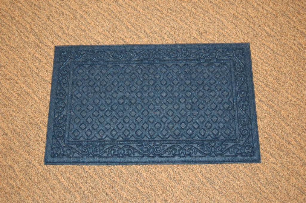 Een deurmat met een bovenzijde van dooreengewarde vezels (vilt) met ondermeer de volgende kenmerken:
- de bovenzijde is vervaardigd van synthetische textielvezels van –volgens opgave- polypropyleen;
- de onderzijde is vervaardigd van rubber;
- wordt aangeboden in rechthoekige vorm;
- niet getuft of gevlokt;
- afmetingen van ongeveer 46x76 cm.