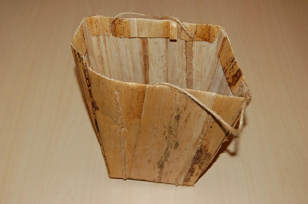 Een werk van plantaardige stoffen bedoeld als verpakking voor een plant, met ondermeer de volgende kenmerken:
- vervaardigd van aaneen gelijmde stroken bananenblad;
- het artikel heeft de vorm van een tasje en is voorzien van handvatten van touw;
- volgens opgave- met de hand vervaardigd;
- afmetingen van ongeveer 16x16x19.
Het artikel kan niet als een werk van vlechtstoffen worden aangemerkt ingevolge aantekening 1 op hoofdstuk 46 van de gecombineerde nomenclatuur.