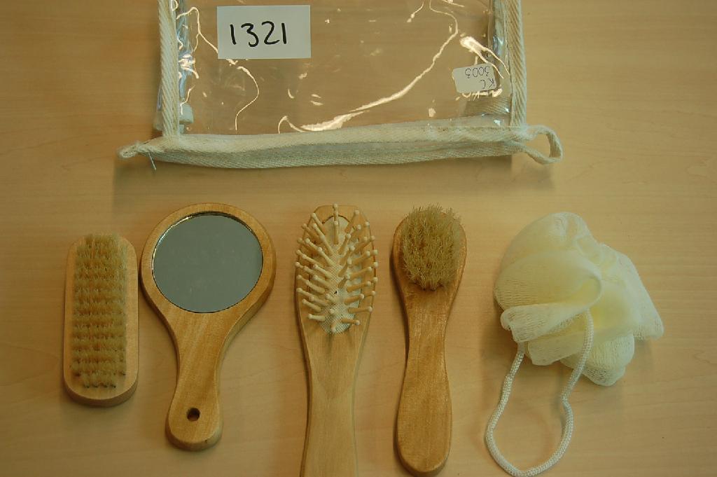 Een zogenoemd scrub-borsteltje van hout, met onder andere de volgende kenmerken:
- met een lengte van ongeveer 145 mm.;
- met een platte houder van hout;
- bij de bovenkant van de onderzijde voorzien van een aantal gaatjes waar borstelhaar, –volgens opgave-         zijnde 50% varkenshaar en 50% polyester, recht uitsteekt met een lengte van ongeveer 20 mm.;
- met een handgreepgedeelte dat iets smaller is dan het borstelgedeelte.
Het scrub-borsteltje is voor de verkoop in het klein tezamen verpakt met een etui, een spiegeltje, een puff, een haarborsteltje en een nagelborsteltje waarvoor separaat BTI's zijn afgegeven onder respectievelijk de referentienummers RTD-2009-001394, RTD-2009-001901, RTD-2009-001902, RTD-2009-001903 en RTD-2009-001904.