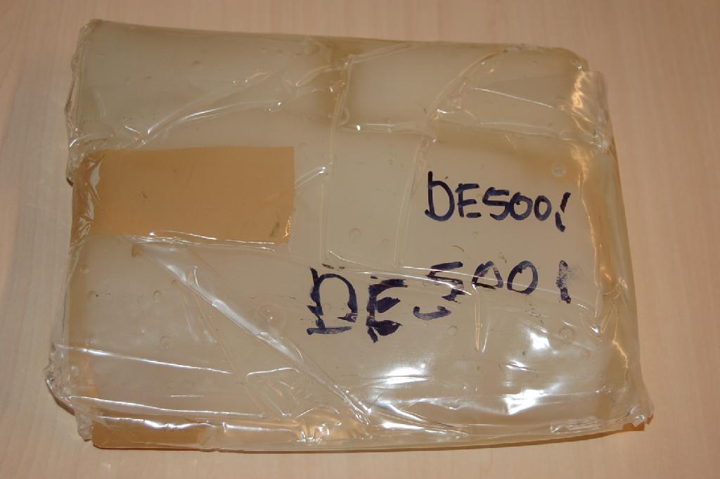 Een doorzichtig stuk kunststof, met volgens opgave, onder meer de volgende kenmerken:
- bestaande uit een copolymeer van ethyleen en propyleen;
- in de vorm van brokken;
- aangeboden in boxen van 22,7 kg.
Het product voldoet niet aan het gestelde in aantekening 4, letter a, op hoofdstuk 40 van de gecombineerde nomenclatuur.