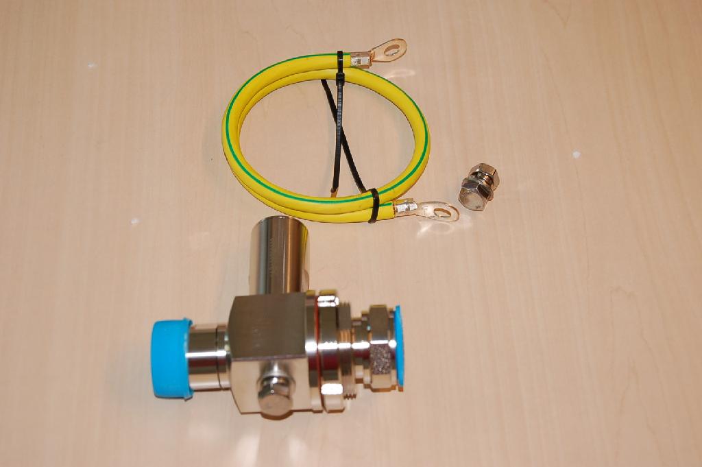 Een zogenoemde RF (radio frequency) Surge Arrestor, zijnde een bliksemafleider of overspanningsveiligheid bestemd -volgens opgave- om te worden gebruikt als assemblage in telecommunicatietorens binnen "quarter wave" systemen werkend met coaxiaalkabels zoals telefonie en televisie. Het product wordt gebruikt voor het beschermen van elektrische apparaten of componenten tegen overspanning door ondermeer blikseminslag of schakelhandelingen en deze met behulp van een zogenoemde aardingskabel af te leiden naar de aarde. De afleider van onedel metaal voorzien van kunststof beschermingsdoppen wordt tezamen aangeboden met een aardingskabel met verbindingsstukken, een schroef met moeren en sluitringen en een handleiding.
