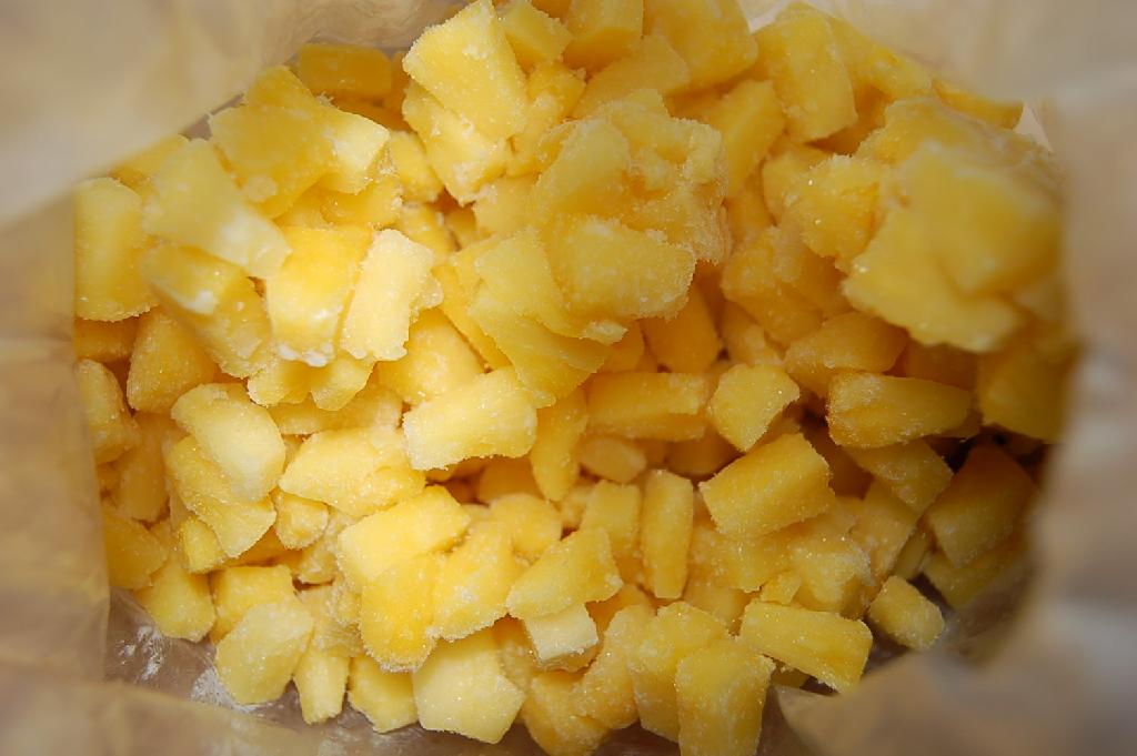 Geblancheerde, bevroren en in stukjes gesneden ananas met toegevoegde suiker of andere zoetstoffen.