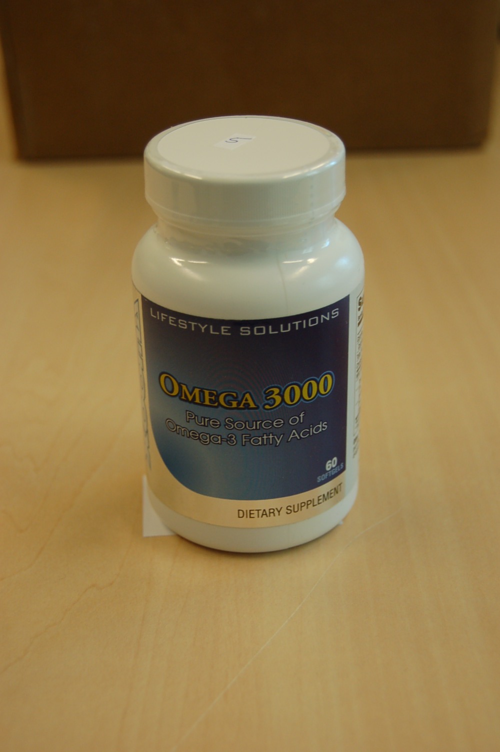Visolie capsules in de vorm van langwerpige lichtgele softgels met een heldere olie, geschikt voor menselijke consumptie en bestaande uit -volgens opgave- ondermeer de volgende ingrediënten:
- zalmolie;
- visgelatine;
- citroenolie;
- glycerine;
- soja;
- tilapia;
- d-alpha-tocopherol;
- water.
Het product is per 60 softgel capsules opgemaakt voor de verkoop in het klein, in kunststof potjes.