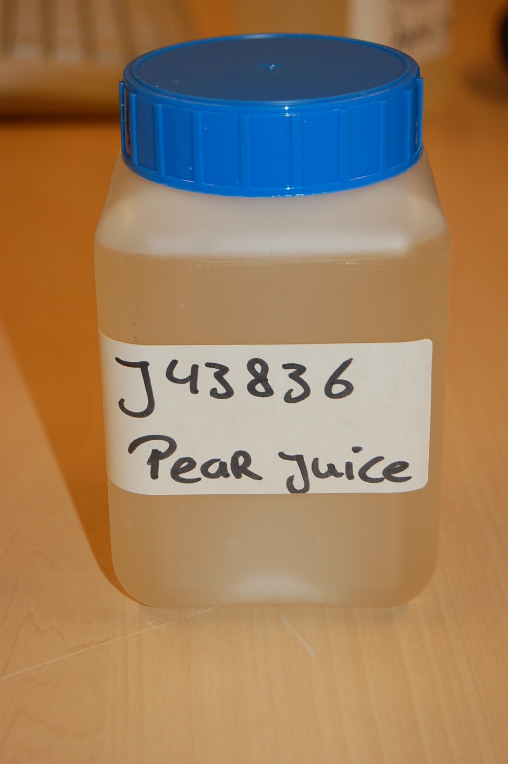 Perensapconcentraat in de vorm van een lichtbruine vloeistof, zijnde andere fructose en fructosestroop in droge toestand meer dan 50 procent fructose bevattend, met uitzondering van invertsuiker. Het concentraat heeft een behandeling ondergaan waarbij de mineralen verwijderd zijn en het bevonden asgehalte lager is dan gebruikelijk in vruchtsappen. Door deze behandeling is het natuurlijke karakter van een vruchtsap verloren gegaan waardoor indeling onder post 2009 van de gecombineerde nomenclatuur niet mogelijk is. Het product heeft door deionisatie het karakter van een suikerstroop gekregen.