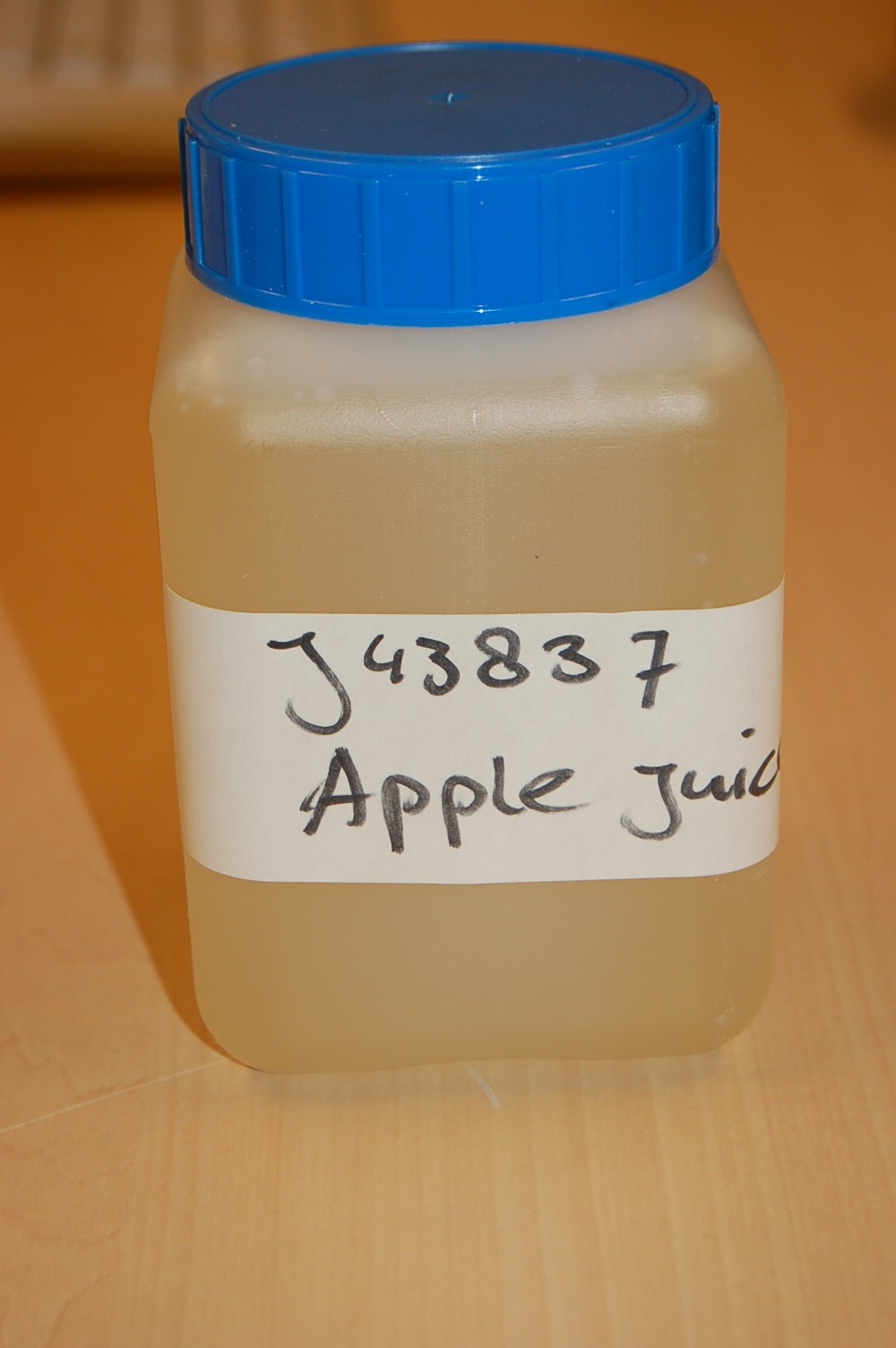 Appelsapconcentraat in de vorm van een lichtbruine vloeistof, zijnde een suikerstroop in droge toestand meer dan 50 procent fructose bevattend. Het concentraat heeft een behandeling ondergaan waarbij de mineralen verwijderd zijn en het bevonden asgehalte lager is dan gebruikelijk in vruchtsappen. Door deze behandeling is het natuurlijke karakter van een vruchtsap verloren gegaan waardoor indeling onder post 2009 van de gecombineerde nomenclatuur niet mogelijk is. Het product heeft door deionisatie het karakter van een suikerstroop gekregen.