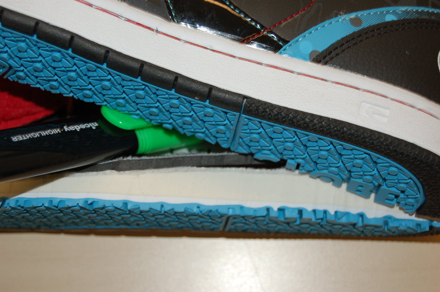 Een schoen voor heren voor sportieve bezigheden, met een bovendeel van leder en een buitenzool van rubber of kunststof met ondermeer de volgende kenmerken:
- de enkel bedekkend;
- een binnenzoollengte van 24 cm. of meer;
- voorzien van een vetersluiting;
- voorzien van een antislip buitenzool;
- rondom de buitenzool en het bovendeel van de schoen is een rubberen beschermrand aangebracht;
- een gepolsterde tong van textiel en leer en een gepolsterde instap; 
- de tong is halverwege met twee elastische banden aan de zool vastgezet;
- de hiel, de beschermrand en onder de zool voorzien van een merknaam en/of het logo;
- decoratieve strepen van kunststof en een decoratieve print aan de buitenzijde;
- voorzien van een uitneembare binnenzool;
- voorzien van een middenzool van polymeren met een lage dichtheid;
- een CIF-prijs van -volgens opgave- €7,50 of hoger per paar.