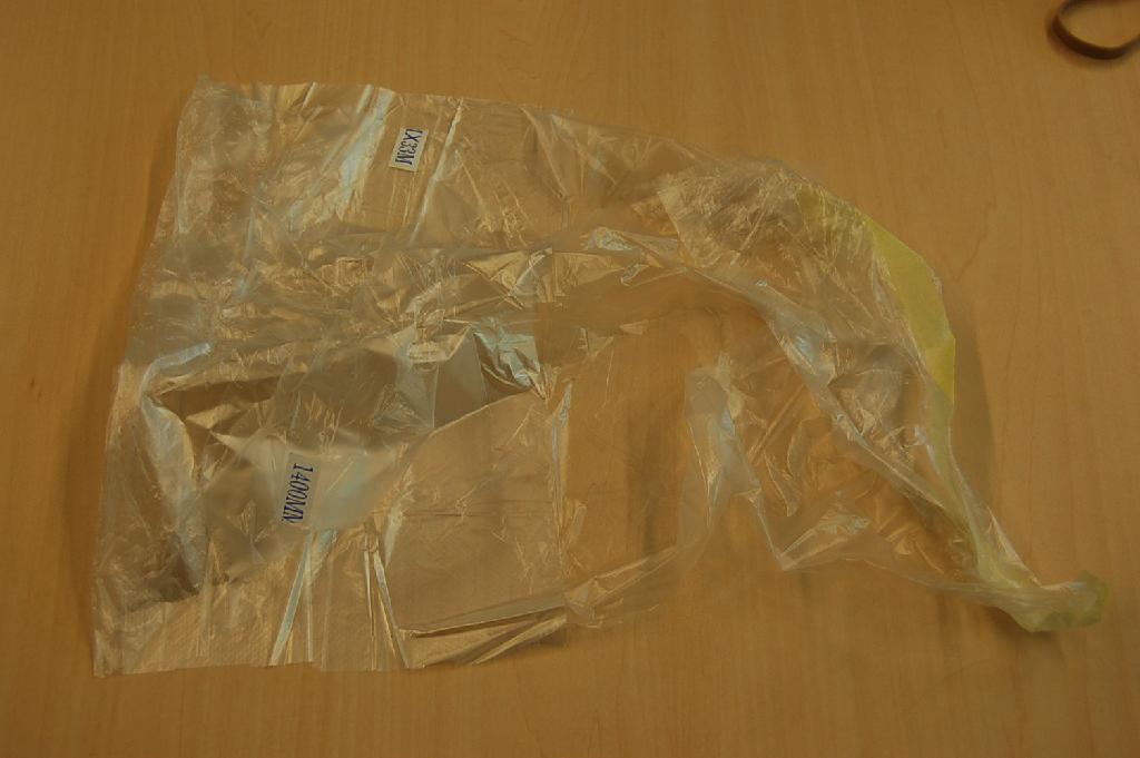 Een vel van kunststof met onder andere de volgende kenmerken:
- vervaardigd van polymeren van ethyleen;
- een dikte van 10 micron;
- voorzien van tape;
- een dichtheid van (volgens opgave) 0,800;
- bestemd om te worden gebezigd als afdektape.
Het artikel wordt aangeboden op rollen met een lengte van ongeveer 33 meter.