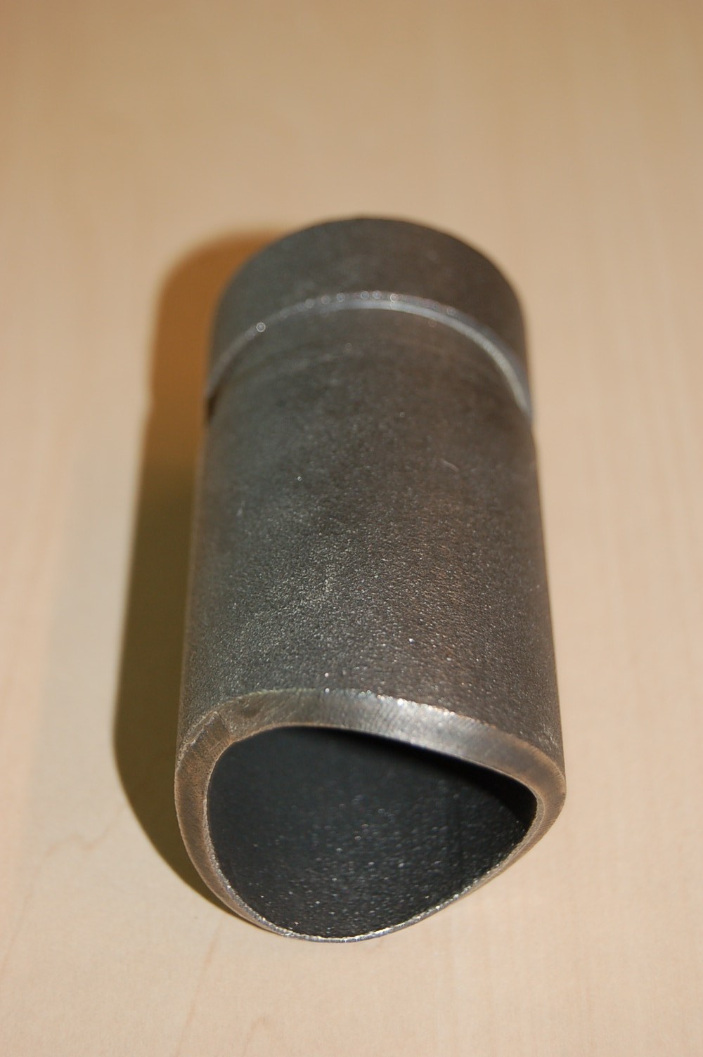 Een verbindingsstuk zijnde een zogenoemde lassok van onedel metaal met de volgende kenmerken:
- een lengte van ongeveer 8 cm;
- een diameter van ongeveer 4,1 cm;
- volgens opgave vervaardigd van staal;
- voorzien van een groef;
Het artikel wordt gebruikt om buisleidingen te lassen.