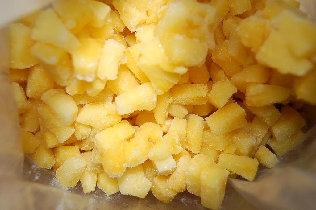 Bevroren ananasstukjes op siroop. 
Het product bestaat -volgens opgave- uit:
- ananas;
- carotene;
- vitamine C.
Het product bevat geen toegevoegde suikers.
