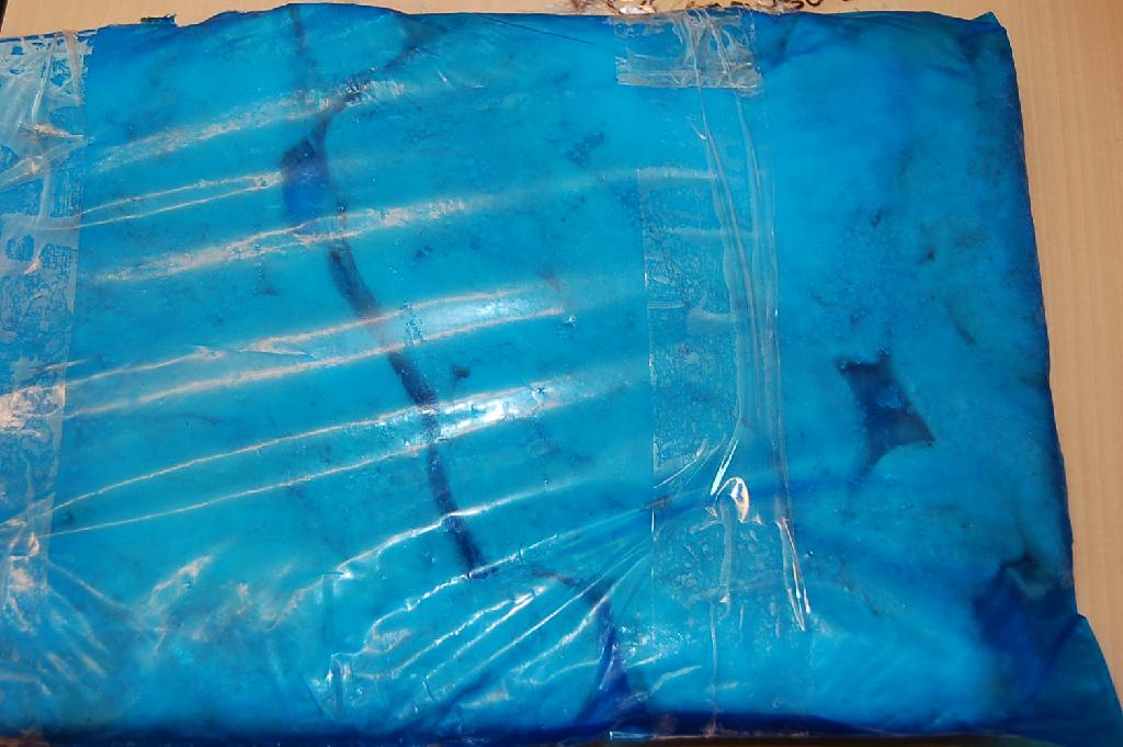 Bevroren vlees van kippen, zonder been, niet gekookt en niet gebakken, in de vorm van een binnenfilet. Volgens opgave bestaat dit vlees uit:
- 87,93% kippenvlees;
- 10% water;
- 0,6% zout;
- 0,07% zwarte peper;
- 1,4% rijstzetmeel.
De peper is zichtbaar, maar alle deelstukken zijn niet over het totale oppervlak gekruid. Er zijn delen waarvan het oppervlak een afwijkende kleur heeft die wordt veroorzaakt door het zetmeel.