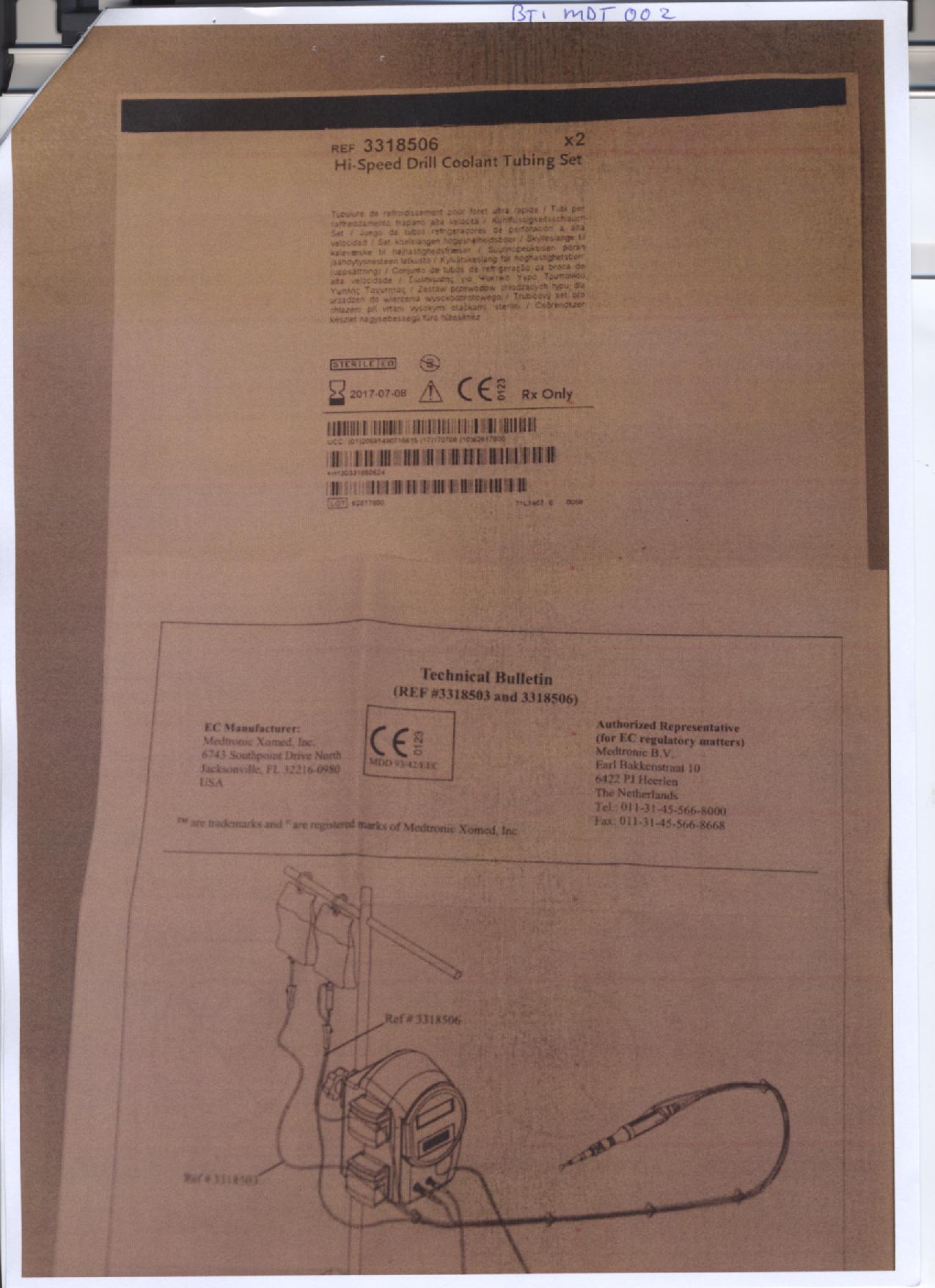Een zogenoemde tubing set, zijnde een dubbele slang met hulpstukken, bedoeld voor het toedienen van vloeistof om bot en weefsel te koelen bij het gebruik van een high speed boor tijdens een operatie, met onder andere de volgende kenmerken:
- een dubbele flexibele slang van transparante kunststof met een lengte van ca. 4,3 m, voorzien van 
  twee blauwe klemmen, een omleiding met twee koppelstukken en een vrij te bewegen kunststof doseerklem met 
  wieltje;
- aan het uiteinde voorzien van een verbindingsstuk met een doorzichtig kunststof reservoir en een 
  witte afsluiter van kunststof met een punt met openingen, afsluitbaar met een dopje en een afmeting 
  van ca. 12 cm (inclusief dop) ;
- één slang gekoppeld aan het reservoir, de andere slang aan de afsluiter van het koppelstuk;
- 5 losse klemmen van kunststof;
- per stuk steriel verpakt in een zakje van kunststof en papier.
De tubing set is bestemd om aan één zijde aangesloten te worden op een rollerpomp en aan de andere kant aan een high speed boor. Indeling onder post 9018 als deel of toebehoren van een chirurgisch instrument is uitgesloten omdat de goederen niet als zodanig herkenbaar zijn en het betreffende artikel niet inwending wordt gebruikt. De goederen worden daarom ingedeeld naar aard en samenstelling onder post 39.17 als slangen met hulpstukken, van kunststof.