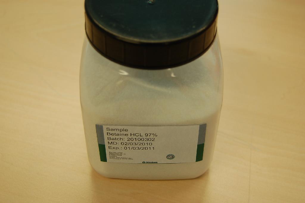 Betaïnehydrochloride (betaïne HCL), zijnde een ander quaternair ammoniumzout in de vorm van een wit poeder.
Het produkt wordt verpakt in zakken van 25 kg.