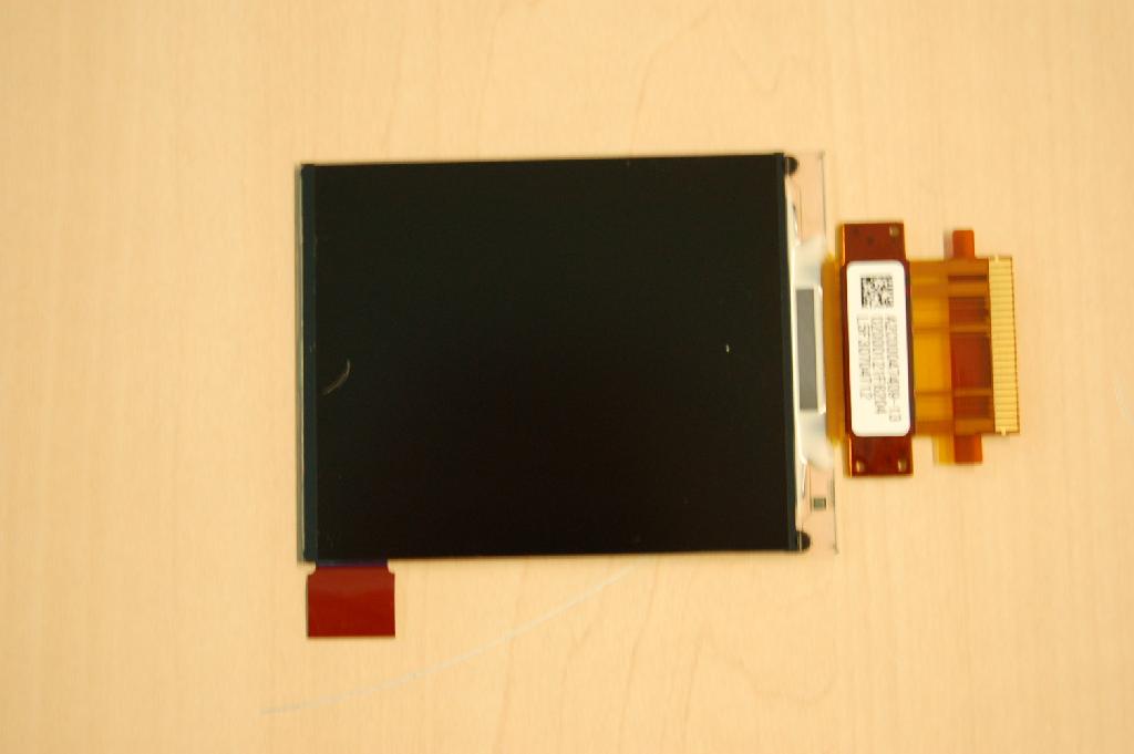 Een grafisch en alfa-numeriek signaalbord / afleesscherm (display) met een actieve matrix, met ondermeer de volgende kenmerken:
- voorzien van elementen met vloeibare kristallen (LCD);
- monochrome;
- active Area (scherm afmetingen lxb) 42,88 x 58,96 mm;
- afmetingen van  ongeveer (lxbxd) 58,1 x 117 x 1,5 mm;
- gewicht van ongeveer 15,5 gram.
Het signaalbord / afleesscherm is niet in staat videobeelden weer te geven en is – volgens opgave - bestemd voor inbouw in het dashboard van een automobiel, bedoeld om de bestuurder informatie te verschaffen betreffende temperatuur, tijd, brandstof verbruik etc.