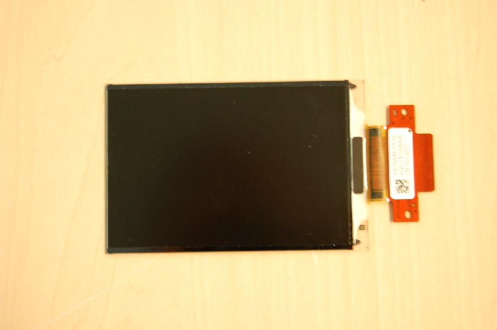 Een grafisch en alfa-numeriek signaalbord / afleesscherm (display) met een actieve matrix, met ondermeer de volgende kenmerken:
- voorzien van elementen met vloeibare kristallen (LCD);
- monochrome;
- active Area (scherm afmetingen lxb) 47,3 x 71,38; 
- afmetingen van ongeveer (lxbxd) 58,1 x 111,7 x 1,83 mm;
- een gewicht van ongeveer 18,5 gr.
Het signaalbord / afleesscherm is niet in staat videobeelden weer te geven en is – volgens opgave - bestemd voor inbouw in het dashboard van een automobiel, bedoeld om de bestuurder informatie te verschaffen betreffende temperatuur, tijd, brandstof verbruik etc.