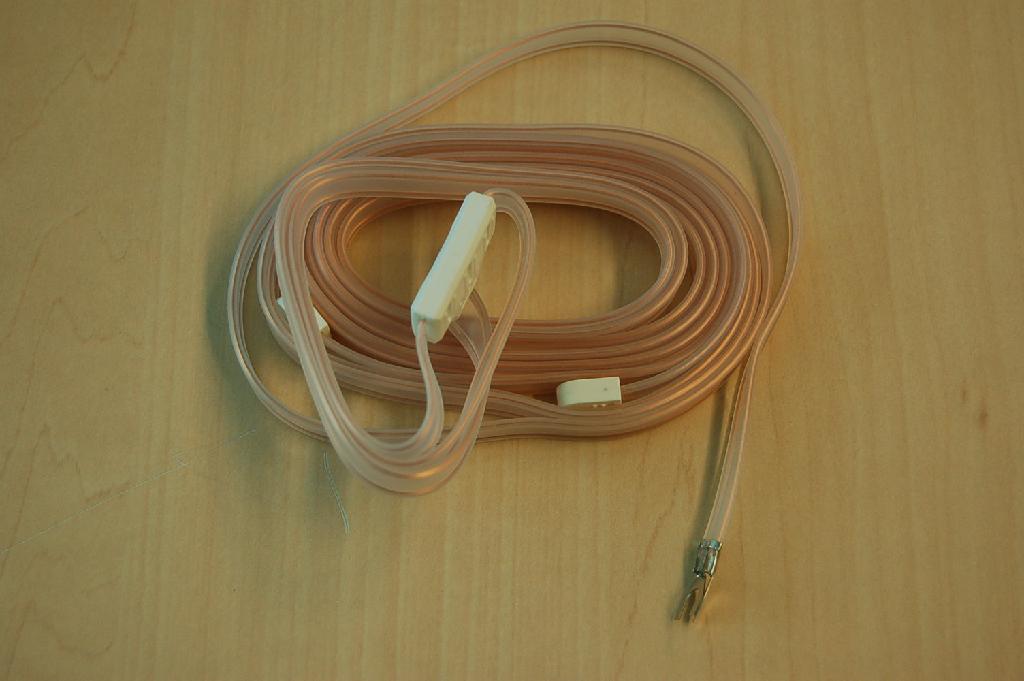 Een FM dipool antenne voor de ontvangst van radiosignalen, met ondermeer de volgende kenmerken:
- in de vorm van een lint;
- voorzien van eindstukken van kunststof ter bevestiging aan 
  bijvoorbeeld een muur;
- voorzien van aansluitstekkers van onedel metaal;
- voor gebruik in huizen en/of gebouwen.