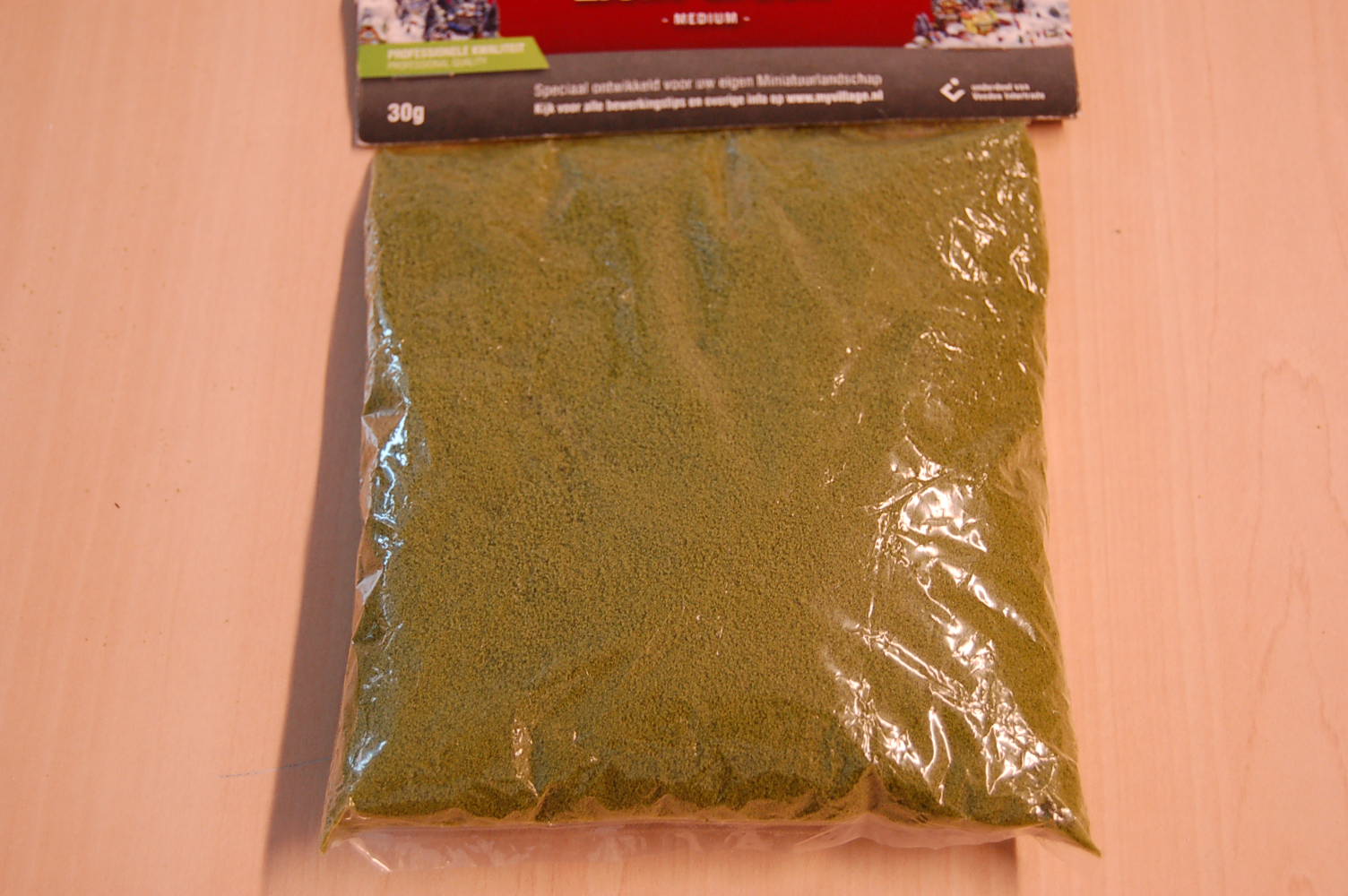 Een groen gekleurd poeder, bestaande uit polyurethaan in primaire vorm. 
Het poeder wordt –volgens opgave– toegepast om miniatuurlandschappen mee te bedekken. 
Het product is opgemaakt voor de verkoop in het klein en wordt aangeboden in zakjes van ongeveer 30 gram.