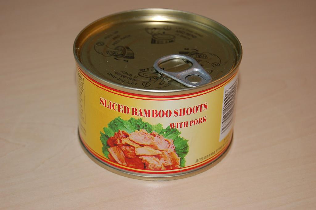 Schijfjes bamboe, vermengd met 17,8% varkensvlees, geschikt voor menselijke consumptie.
Het product is verpakt in een blikje met een inhoud van ongeveer 198 gram.
