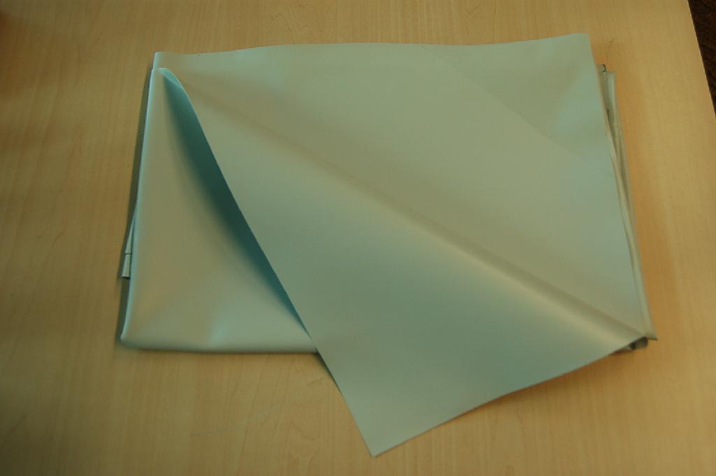 Lakfolie, zijnde een andere dubbellaagse folie van polyvinylchloride, niet zelfklevend, bevattende –volgens opgave- 6 gewichtspercenten of meer weekmakers, met een dikte van niet meer dan 1 mm, bestemd om te worden gebruikt voor decoratieve doeleinden. Het product wordt aangeboden op rollen met een lengte van 2 x 15 meter en een breedte van 130 cm en is in diverse kleuren leverbaar.