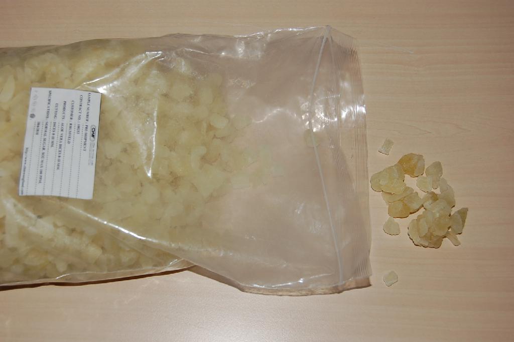 Aloë Vera stukjes met ondermeer de volgende kenmerken:
- een licht gele/groene kleur;
- door de stukjes loopt een groene nerf;
- bevat toegevoegde suikers;
- gedroogd.
Het produkt wordt aangeboden in zakken van 4 kg per 5 stuks.