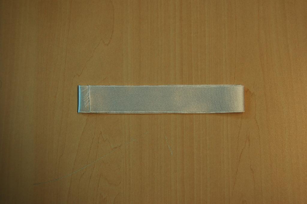 Lint van -volgens opgave- zijde met de volgende uiterlijke kenmerken:
- geweven;
- geverfd;
- in diverse kleuren;
- in verschillende breedtes.
Het artikel wordt verwerkt op kleding en aangeboden in breedtes van 10, 15, 20, 25, 30 en 5 mm. extra opvolgend, met een lengte van 30 meter op de rol.