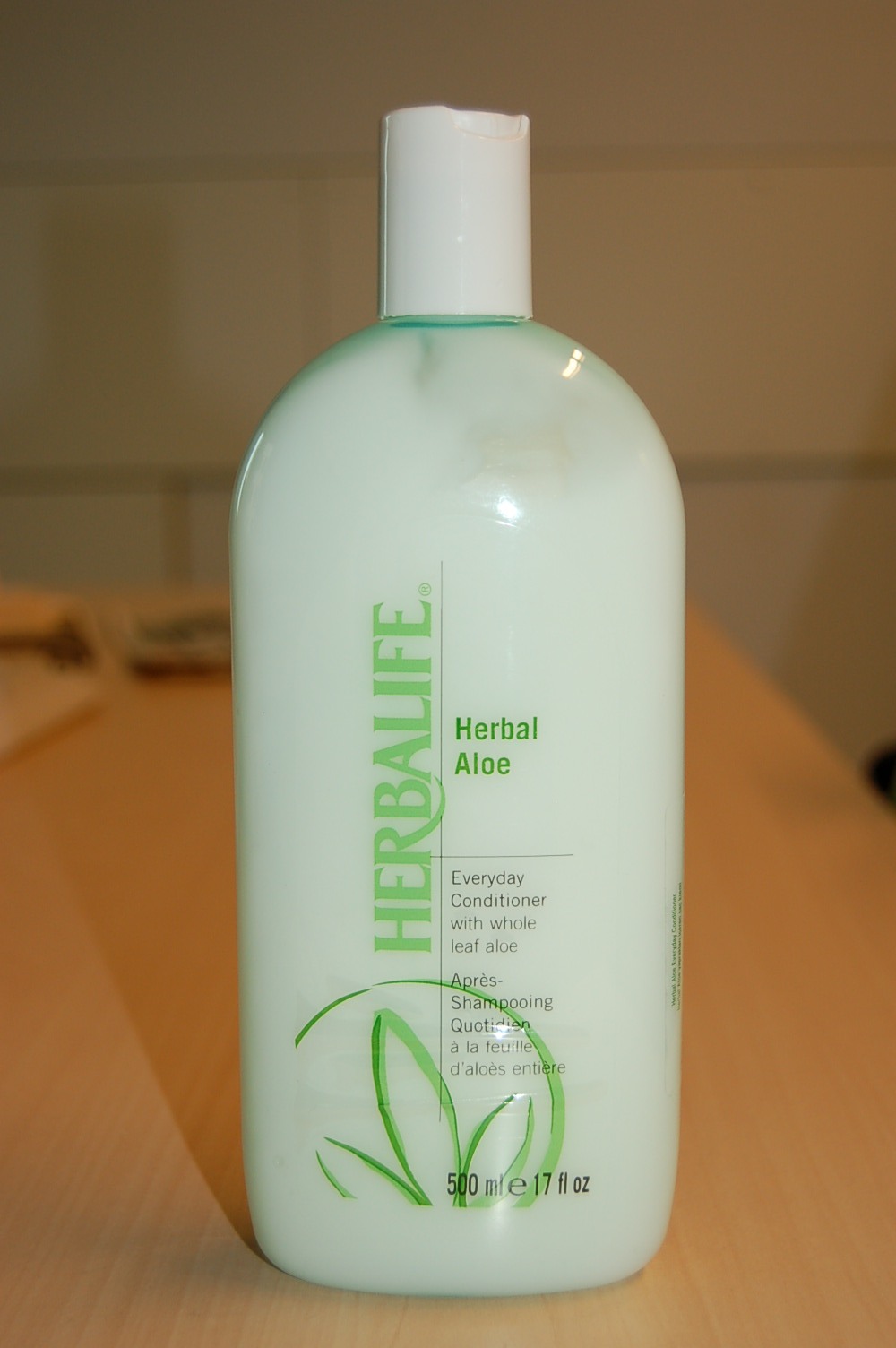 Een haarverzorgingsmiddel in de vorm van een witte emulsie. Het product is opgemaakt voor de verkoop in het klein en wordt aangeboden in een kunststof flacon met een schroefdop voorzien van een afsluitbaar klepje met een inhoud van 500 ml. Het product bevat onder andere de volgende ingrediënten: 
- zuiver water;
- cetyl alcohol;
- isopropanol;
- stearyl alcohol
