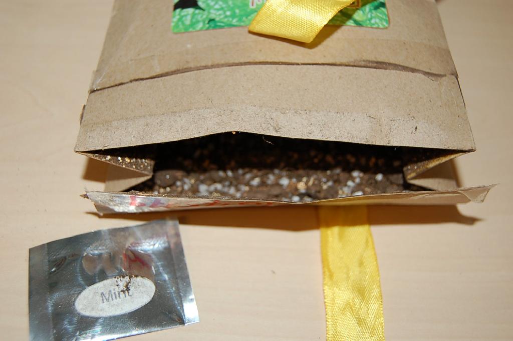 Een assortiment, bestaande uit zaden en gedroogd substraat, met onder andere de volgende kenmerken:
- een zakje met zaden van het geslacht munt (Mentha Arvensis);
- een substraat bestaande uit -volgens opgave- vermiculiet, perliet en gedroogde turf.
De zaden kunnen worden uitgezaaid in het substraat. Het assortiment wordt aangeboden voor de verkoop in het klein in een kartonnen zak met een etiket en een lint. Het wezenlijke karakter wordt toegekend aan de zaden.