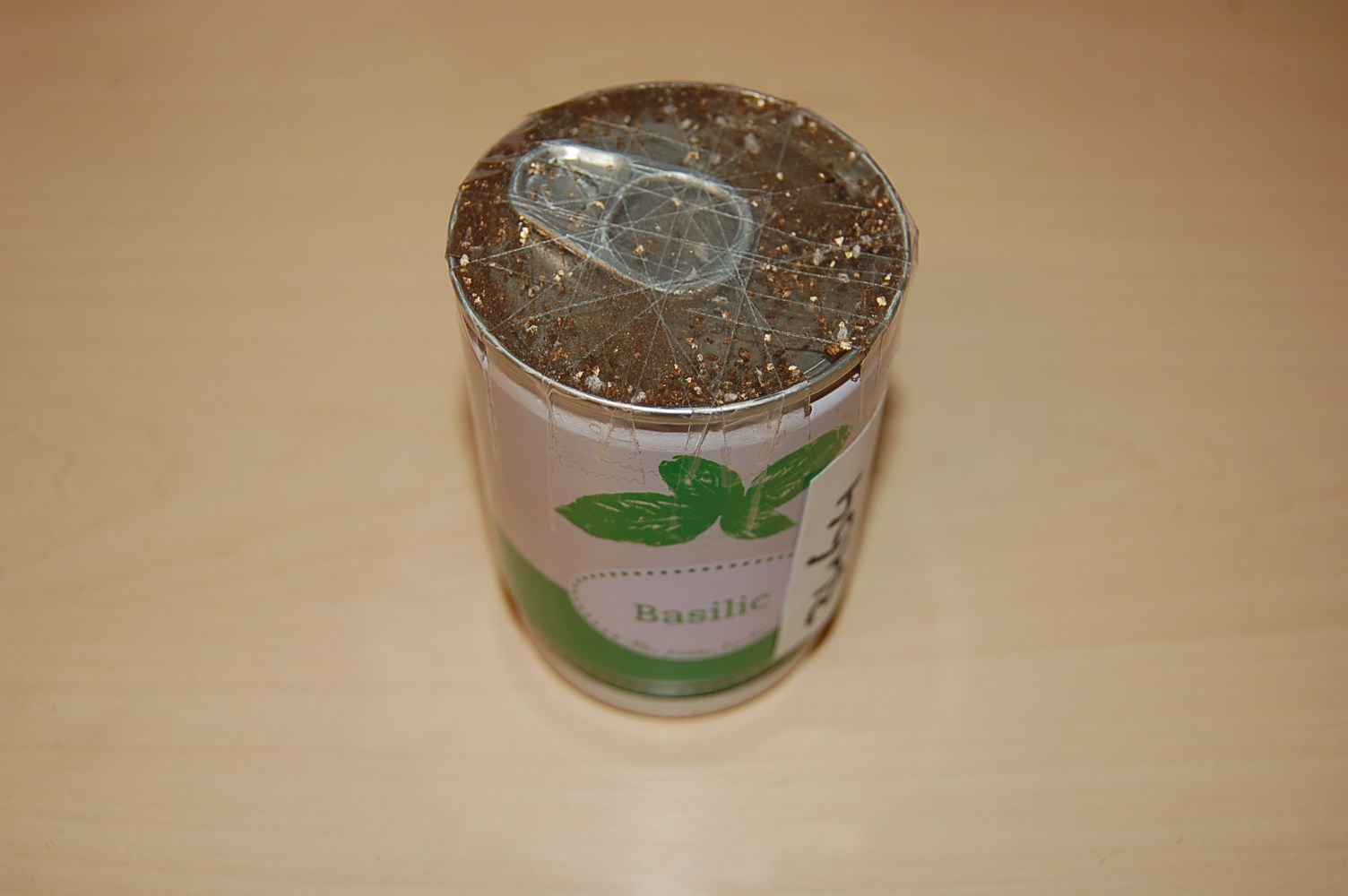 Een assortiment, bestaande uit zaden, gedroogd substraat en een blikje, met onder andere de volgende kenmerken:
- zaden van het geslacht basilicum (Ocimum Gratissimum);
- een substraat bestaande uit -volgens opgave- vermiculiet, perliet en gedroogde turf;
- onderling vermengd in een verhouding van -volgens opgave- 99,997% substraat en 0,003% zaden;
- een blikje met aan de boven- en onderzijde een lipjessluiting;
- een plastic dop;
- een instructie;
- opgemaakt voor de verkoop in het klein.
De zaden en het substraat zijn verpakt in het blikje. Het blikje kan worden gebruikt als houder om 
de zaden in te laten ontkiemen. Het wezenlijke karakter van het assortiment wordt toegekend aan de zaden.