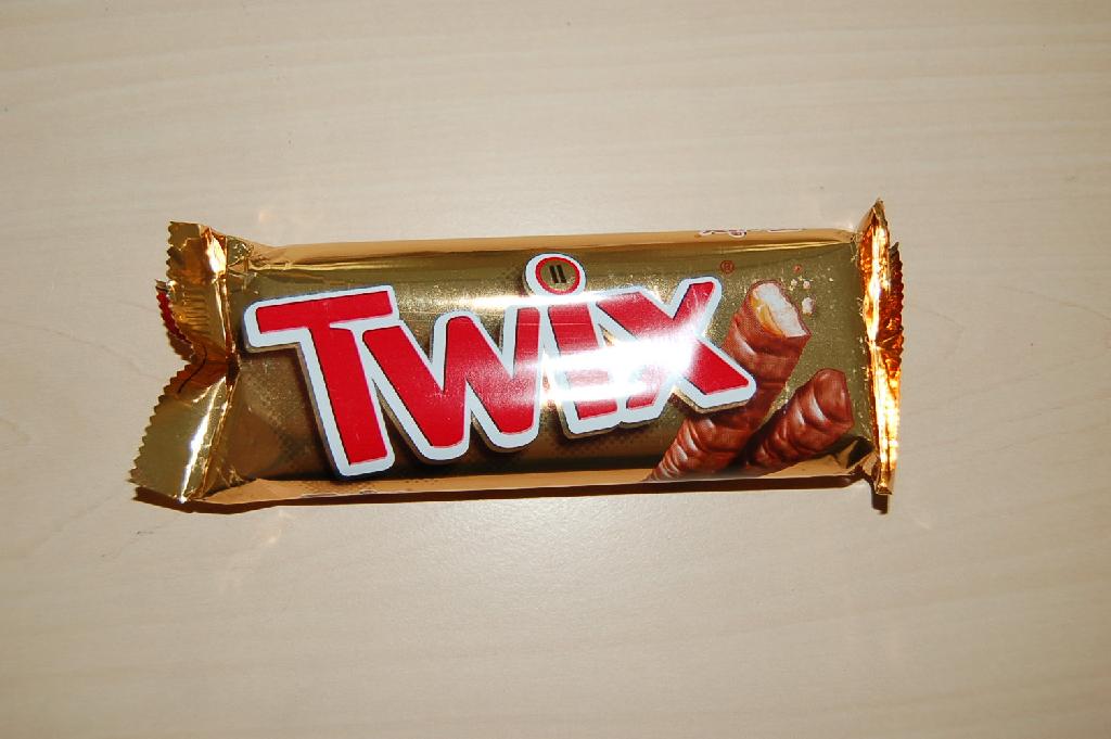 Twee langwerpige biscuitjes met een caramel laag en bedekt met chocolade, met onder meer –volgens opgave- de volgende kenmerken en ingrediënten:
- suiker;
- glucose;
- syroop;
- tarwe meel;
- plantaardig vet;
- magere melkpoeder;
- cacao boter;
- cacao massa,
- lactose;
- melk vet;
- weipoeder;
- vet reduced cacao;
- zout;
- de netto-inhoud is niet meer dan 85 gram.
Het produkt wordt aangeboden in een goudkleurige aluminium folie met rood opschrift.