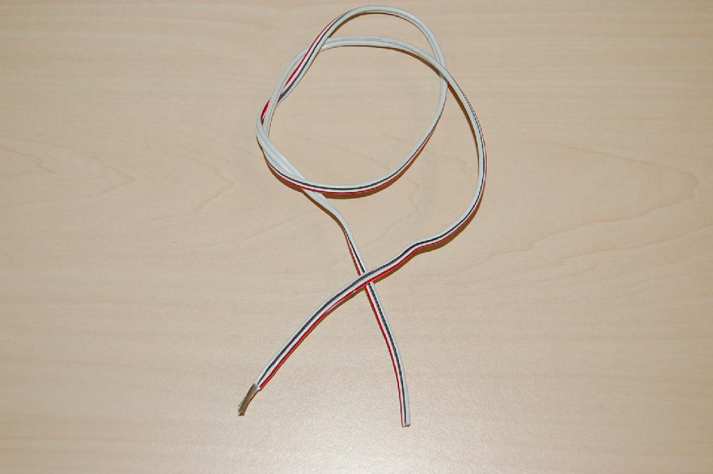 Een zogenoemde PLCC kabel, zijnde een elektriciteitskabel zonder verbindingsstukken, voorzien van onder meer de volgende uiterlijke en technische kenmerken:
- de diameter van de enkelvoudige geleiderdraad is kleiner dan 0,51 mm;
- geschikt voor spanningen van niet meer dan 80 Volt;
- bestaande uit twee draden (aders).