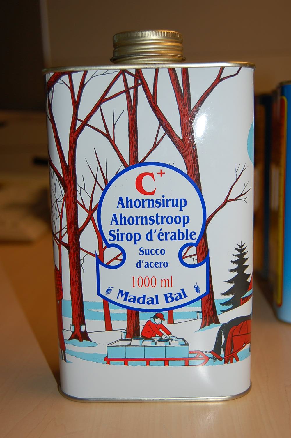 Een suikerstroop met onder meer de volgende kenmerken:
- 100% pure, mineraalrijke C+ ahornstroop;
- bevat ahornsuikerstroop;
- stroperig;
- bruine kleur;
- als vloeistof.
Het produkt wordt aangeboden in blikken van 500 ml of 1000 ml.