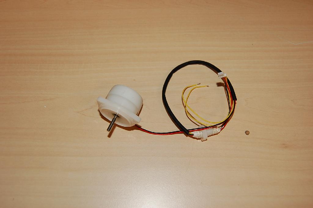 Een kleine electromotor met een gering vermogen, met onder andere de volgende kenmerken:
- een gelijkstroommotor;
- 3 V DC;
- roterend;
- een behuizing van kunststof;
- contactborstels.
De motor levert mechanische energie in de vorm van een roterende beweging en wordt gebruikt voor het openen en sluiten van de gastoevoer in gasmeters.
