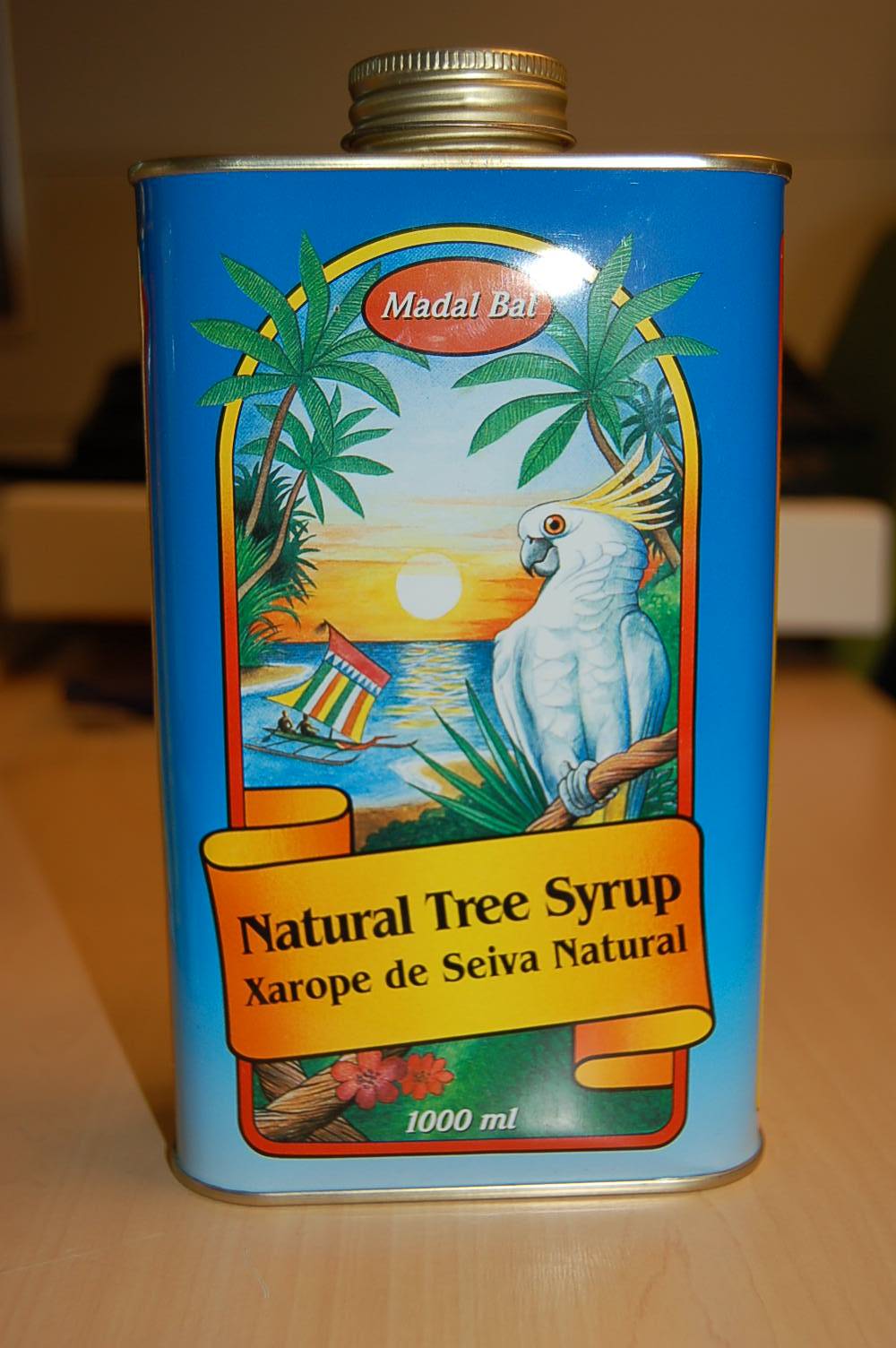 Een suikerstroop met onder meer de volgende ingrediënten en kenmerken:
- bevattende -volgens opgave- palm syrup en maple syrup;
- wordt gebruikt voor menselijke consumptie.
Het produkt wordt aangeboden in blikken van 500 ml of 1000 ml.