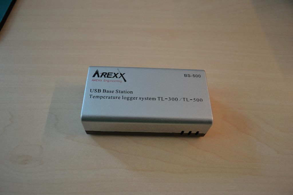 Een draadloos basis ontvangstation met onder meer de volgende uiterlijke en technische kenmerken:
- ontvangt datagegevens van sensoren;
- voor het ontvangen van temperaturen, luchtvochtigheid en CO² concentraties;
- de ontvangst werkt met behulp van radiogolven;
- de frequentie bedraagt 433 MHz;
- om de 45 seconde ontvangt het systeem van de sensoren een meting;
- voorzien van flashgeheugen;
- bewaart temperatuurmeetgegevens indien de automatische gegevensverwerkende machine (AGM) is uitgeschakeld;
- voorzien van een  usb-poort;
- de usb-kabel moet verbonden worden aan een AGM;
- de aflezing vindt plaats via een AGM;
- voorzien van software om temperatuurberichten per e-mail te versturen;
- voorzien van e-mail-to-SMS service, daardoor kunnen deze berichten ook per SMS worden ontvangen.
Het artikel is opgemaakt voor de verkoop in het klein en wordt aangeboden met niet karakterbepalende goederen zoals een usb-kabel en een handleiding in een kartonnen verpakking.