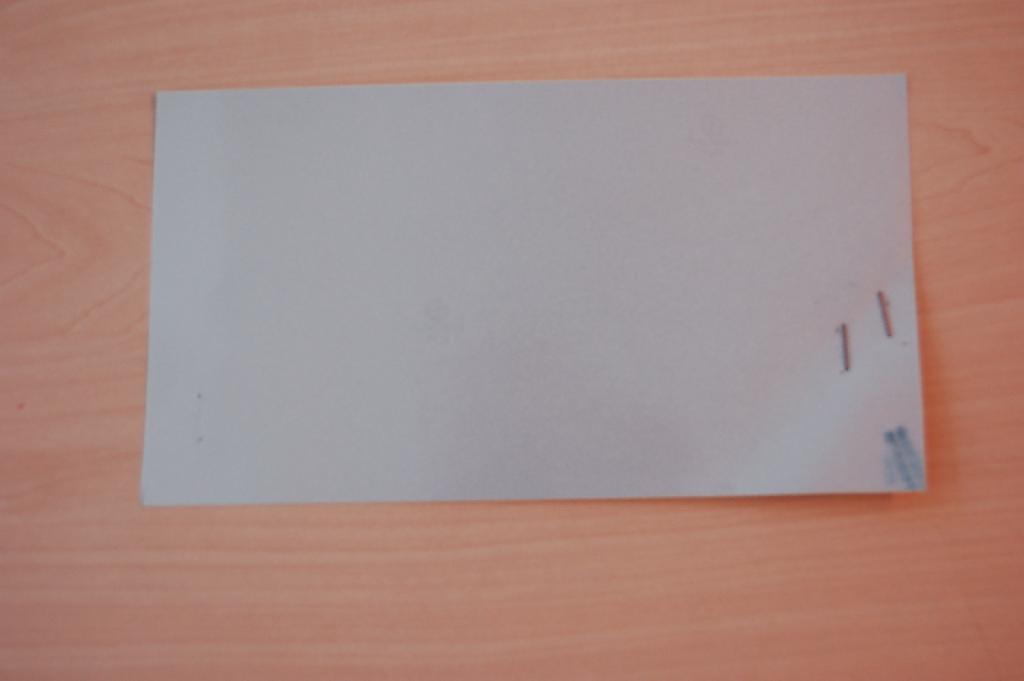 Een zelfklevende, reflecterende grijze folie, bestaande uit:
- een laag polyvinylchloride;
- een laag polyester;
- een laag polyacrylaat met microbolletjes;
- een kleeflaag van polyacrylaat;
- een beschermfolie;
- voorzien van beveiligingsmerktekens.
Het product wordt gebruikt voor het vervaardigen van kentekenplaten en wordt -volgens opgave- geleverd op rollen van ongeveer 40 tot 400 meter, met een breedte van 99 tot 114 mm.