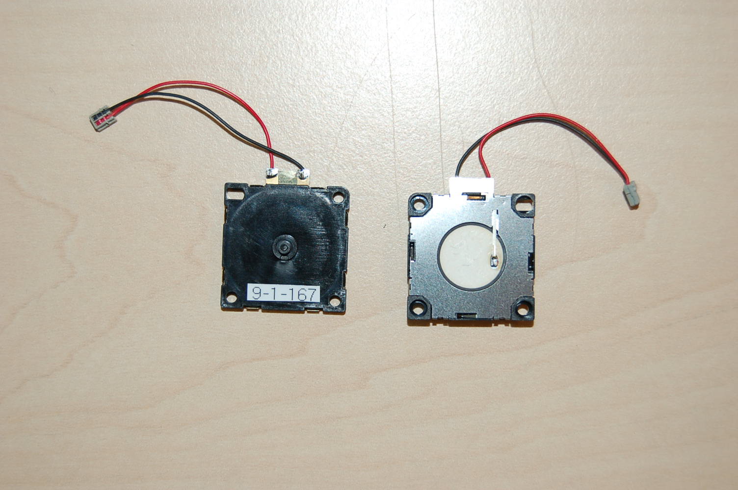 Een luchtpompje, zijnde een zogenoemde piëzo-elektrische ventilator, met onder meer de volgende kenmerken:
- een behuizing van onedel metaal;
- een piëzo-element in de vorm van een ronde schijf;
- werkend op een elektrische spanning;
- produceert door een trilling een kleine luchtstroom;
- voor koeling in elektronische applicaties;
- met afmetingen van 20 x 20 x 1,85 mm.
Het toestel is bedoeld voor de koeling van bijvoorbeeld kleine elektronica.
