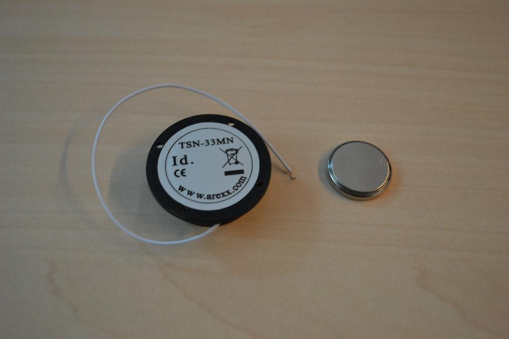 Een elektronische temperatuur sensor met onder meer de volgende kenmerken:
- van kunststof;
- voorzien van kabeltje van 13,5 cm;
- niet geschikt voor rechtstreekse aflezing;
- geschikt om de temperatuurgegevens draadloos door te zenden naar een basisstation;
- alleen te gebruiken in combinatie met een basisstation en een automatische gegevensverwerkende machine;
- spatwaterdicht;
- met een bereik van 25 meter;
- de bodemplaat heeft een afmeting van 3,5 cm en een hoogte van 1 cm.
Het artikel is opgemaakt voor de verkoop in het klein en wordt tezamen aangeboden met niet karakterbepalende goederen zoals een knoopcelbatterij en een handleiding.