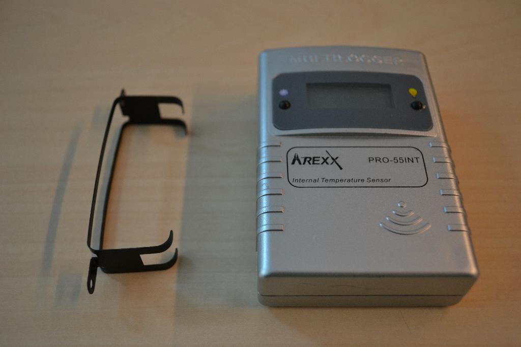 Een elektronische temperatuur sensor met onder meer de volgende kenmerken:
- van kunststof;
- voor interne temperatuur meting;
- voorzien van 2 drukknoppen;
- geschikt voor rechtstreekse aflezing;
- geschikt om de temperatuurgegevens draadloos door te zenden naar een basisstation;
- te gebruiken in combinatie met een basisstation en een automatische gegevensverwerkende machine;
- met een bereik van 90 meter;
- spatwaterdicht;
- een afmeting van 6,2 x 8,8 x 2,5 cm.
Het artikel is opgemaakt voor de verkoop in het klein en wordt tezamen aangeboden met niet karakterbepalende goederen zoals een handleiding en een muurbevestiging.