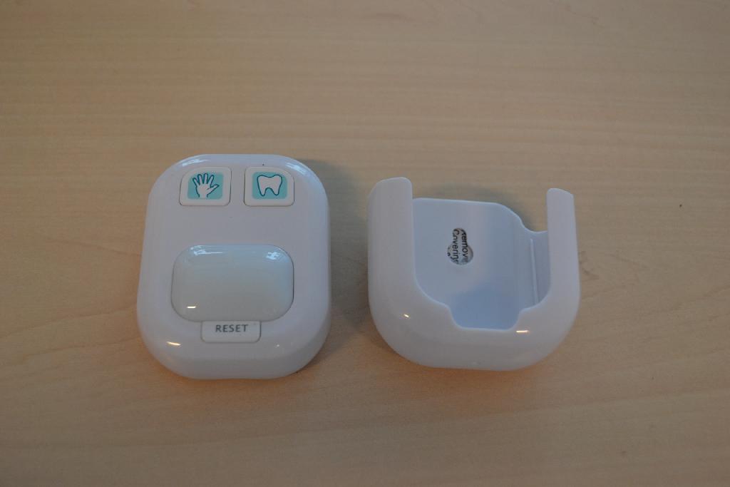 Een zogenoemde "wash & brush timer", zijnde een gecombineerd artikel bedoeld om de tijdsduur van het handenwassen en tandenpoetsen aan te geven, met onder meer de volgende kenmerken:
- een behuizing van kunststof;
- voorzien van een "hand" en een "kies" knop;
- voorzien van een resetknop;
- voorzien van een led-verlichting;
- voorzien van een ophangmogelijkheid;
- werkend op 3 AAA-baterijen.
Het wezenlijke karakter van het product wordt bepaald door de tijdschakelfunctie zoals bedoeld bij GS-post 9107.