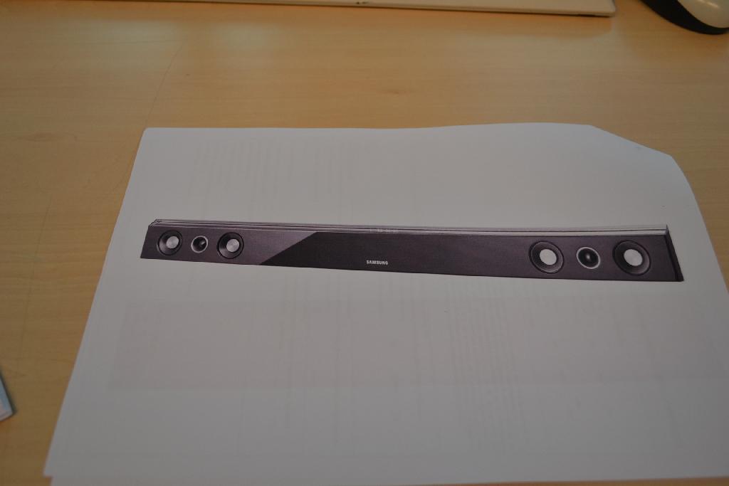Een zogenoemde speakerbar, met onder meer de volgende uiterlijke- en technische kenmerken:
- geplaatst in één behuizing;
- voorzien van een versterker van 2X60 Watt;
- voorzien van 4 luidsprekers;
- voorzien van een StereoCinch-aansluiting en een optische digitale ingang;
- met een gewicht van 2,25 kg en afmetingen van 957 x 92 x45 mm.
De kenmerkende hoofdfunctie van het geheel wordt toegekend aan de luidsprekers zoals bedoeld bij GN-onderverdeling 85182200.
Aangezien het toestel niet is uitgerust met, noch beschikt over een specifieke interface voor een microfoon, kan het geen hoorbaar geluid ontvangen. Indeling onder GS-onderverdeling 8518 50 als een elektrische geluidsversterker is derhalve uitgesloten.
Het apparaat wordt aangeboden tezamen met niet karakterbepalende goederen zoals een afstandsbediening, aansluitkabels en een handleiding.