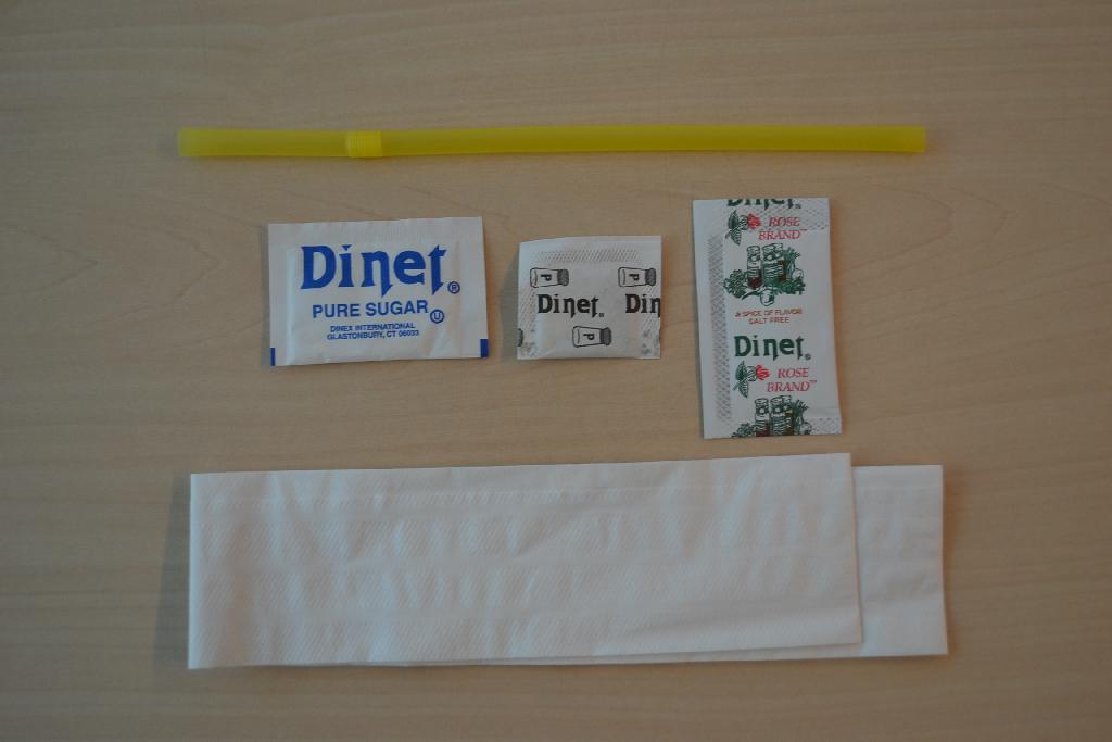 Een assortiment dat in vliegtuigen wordt geserveerd bij diner of lunch met onder meer de volgende kenmerken en bestaande uit:
- een drinkrietje van kunststof;
- een papieren servet;
- een zakje kruidenmengsel in pedervorm;
- een zakje suiker;
- een zakje peper;
Een zakje gedroogd kruidenmengsel met de volgende ingrediënten:
- uien;
- knoflook;
- groene paprika;
- wortels;
- tomaten;
- kruiden;
- glucosestroop;
Bestemd voor menselijke consumptie.
Het product wordt aangeboden als een assortiment, is opgemaakt voor de verkoop in het klein en is verpakt in een doorzichtige kunststof verpakking. Het wezenlijke karakter wordt bepaald door de gedroogde groenten.