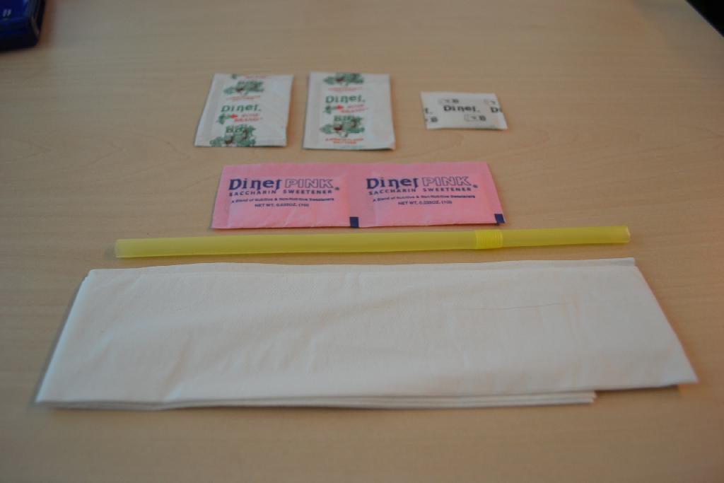 Een assortiment, dat in vliegtuigen wordt geserveerd bij diner of lunch met onder meer de volgende kenmerken en bestaande uit:
- een drinkrietje van kunststof;
- een papieren servet;
- twee zakjes kruidenmengsel in poedervorm;
- twee zakjes zoetstof;
- een zakje peper;
Een zakje gedroogd kruidenmengsel met de volgende ingrediënten:
- uien;
- knoflook;
- groene paprika;
- wortels;
- tomaten;
- kruiden;
- glucosestroop.
Bestemd voor menselijke consumptie.
Het product wordt aangeboden als een assortiment, is opgemaakt voor de verkoop in het klein en is verpakt in een doorzichtige kunststof verpakking. Het wezenlijke karakter wordt bepaald door de gedroogde groenten.