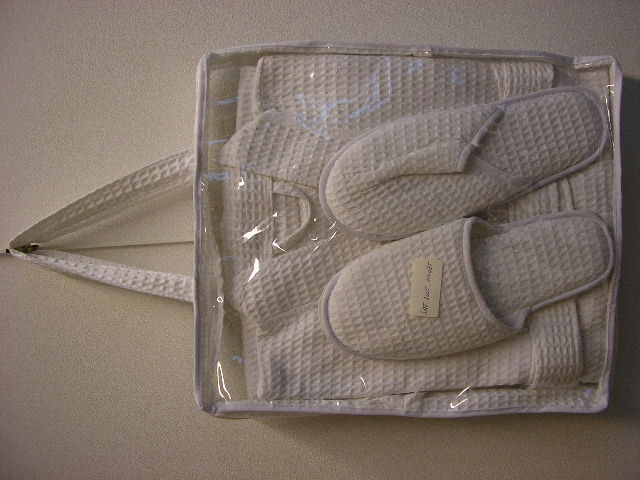 Een assortiment, bestaande uit een badjas en badslippers. Zowel de badjas als de slippers zijn hoofdzakelijk vervaardigd van een weefsel van katoen, een zogenaamde wafelstof. De badjas en de slippers zijn tezamen verpakt in een tas van vellen transparante kunststof en een strook van de wafelstof. De tas wordt gesloten met een ritssluiting.

Deze BTI dient ter vervanging van de BTI met referentienummer NL-RTD-2005-000820.