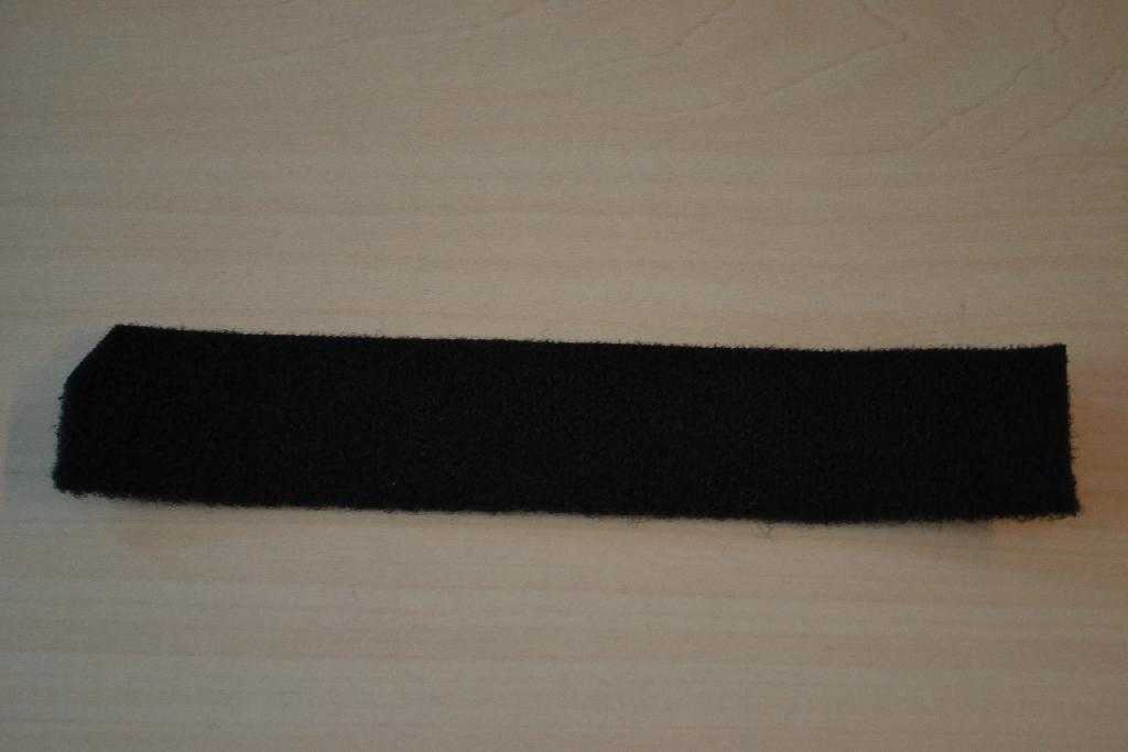 Een lint van lussenweefsel, in de vorm van zogenoemd klittenband, met onder andere de volgende kenmerken:
- van synthetische of kunstmatige vezels;
- zonder echte zelfkanten;
- aan één kant voorzien van lange lusjes, aan de andere kant voorzien van korte lusjes;
- in diverse lengtes en diktes;
- in diverse breedtes, maar niet meer dan 30 cm breed.
Het klittenband is bestemd voor de orthopedische industrie en wordt gebruikt bij het vervaardigen van straps. Omdat het artikel geen grote precisie vertoont en niet direct herkenbaar is als een orthopedisch artikel, kan indeling onder GS-post 9021 niet plaatsvinden.