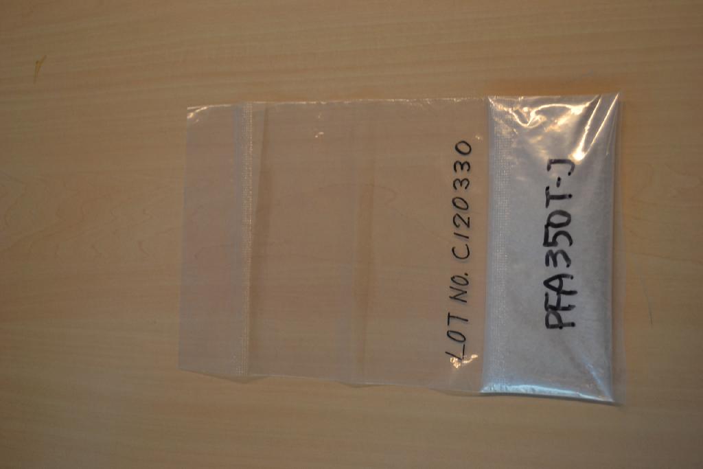 Doorzichtige witte korrels, bestaande uit copolymeer tetrafluorethyleen-perfluoralkylvinylether.