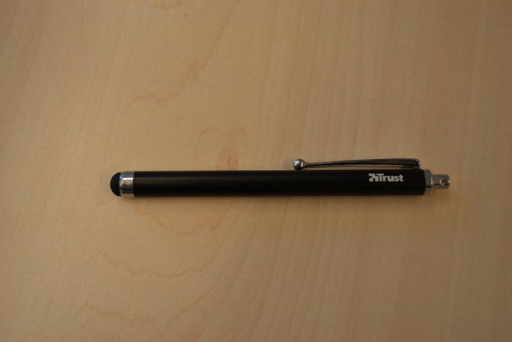 Een zogenoemde stylus pen met onder meer de volgende kenmerken:
- voorzien van een penpunt van rubber;
- voorzien van een steel van metaal;
- met een lengte van 11,1 cm.
De pen wordt gebrukt voor het bedienen van apparaten met een touchscreen.
Het wezenlijke karakter van het samengestelde artikel wordt toegekend aan het werkzame deel van rubber zoals bedoeld bij GS-post 4016 van de gecombineerde nomenclatuur.