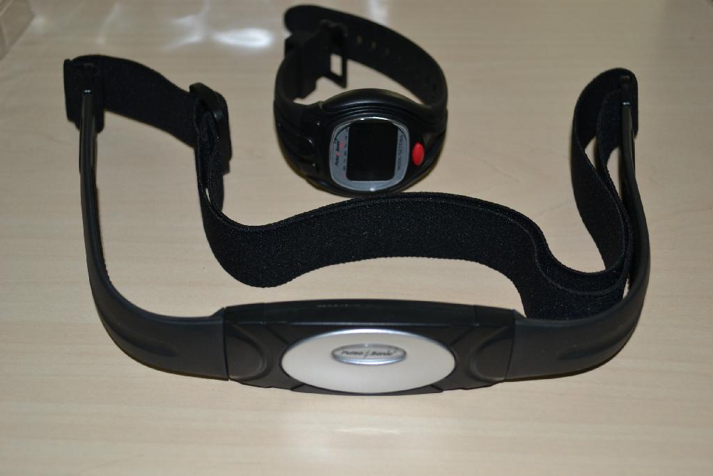 Een set van een hartslagmeter gecombineerd met een horloge en een borstband, met onder meer de volgende kenmerken:
- een borstband van kunststof, aan weerszijden voorzien van een gesp van kunststof;
- verschillende elektroden, een zender en een detector;
- werkend op een knoopcelbatterij;
- het artikel heeft het uiterlijk van een polshorloge;
- elektrisch werkend en ovaal van vorm;
- stopwatchfunctie;
- een tijdsaanduiding in 12/24 uur.
Het geheel wordt aangeboden voor de verkoop in het klein en is verpakt in een kartonnen doos.
Het wezenlijke karakter wordt toegekend aan de hartslagmeter.